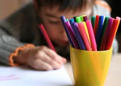 Bambino che colora