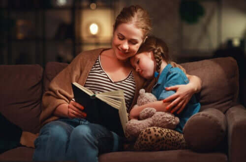 Mamma che legge un libro alla figlia