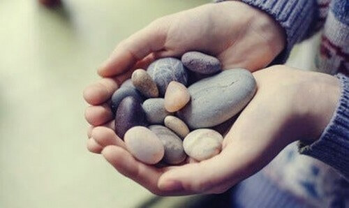 Emozioni afflittive: il peso che frena la felicità