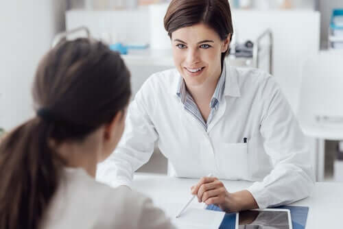 Medico parla con paziente sui consigli psicologici contro il Coronavirus