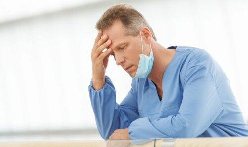 Medico pensieroso e afflitto e operatori sanitari al tempo del Coronavirus