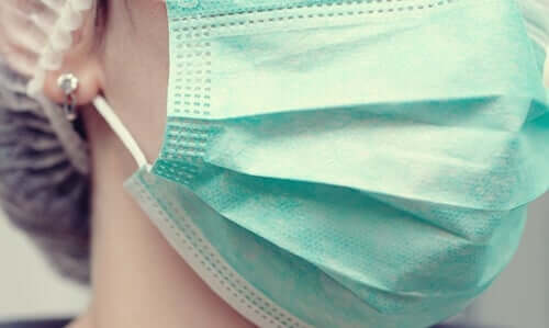 Donna che indossa mascherina chirurgica e cuffietta