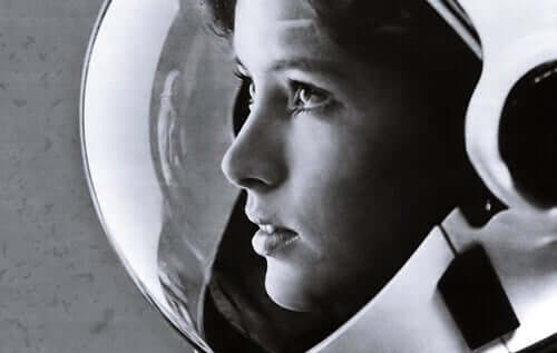 Donna con un casco da astronauta