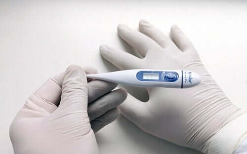 Mani che tengono un termometro