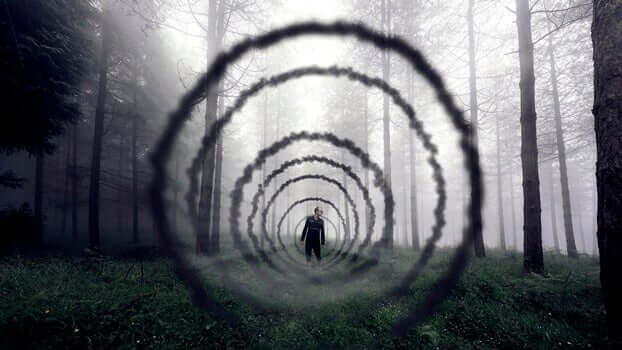 Uomo dentro un tunnel