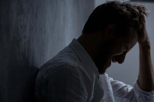 Uomo che soffre con la mano in testa