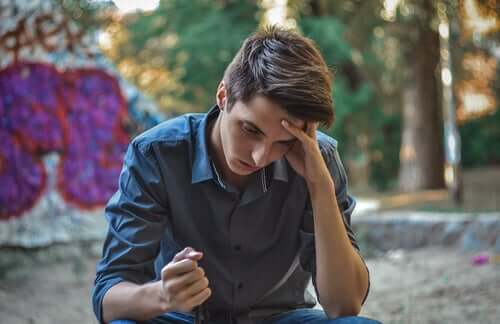 Ragazzo che fa consumo di cannabis e tabacco