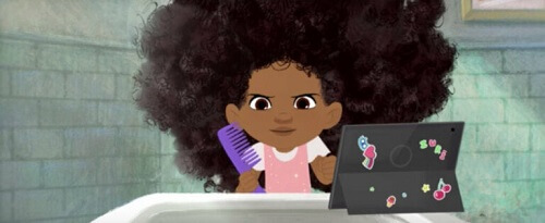 Protagonista di Hair love che guarda tutorial per pettinarsi i capelli
