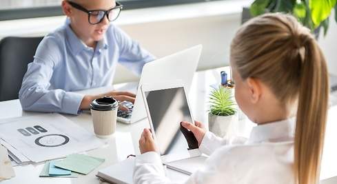 Bambini con dispositivi elettronici