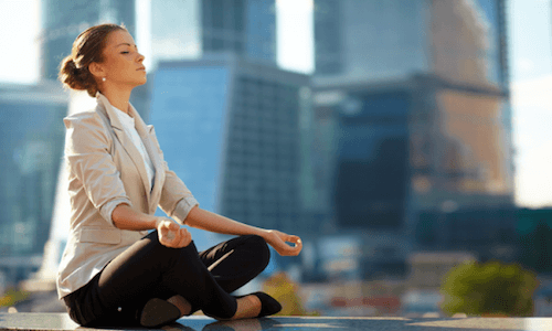 Donna che fa esercizi di meditazione