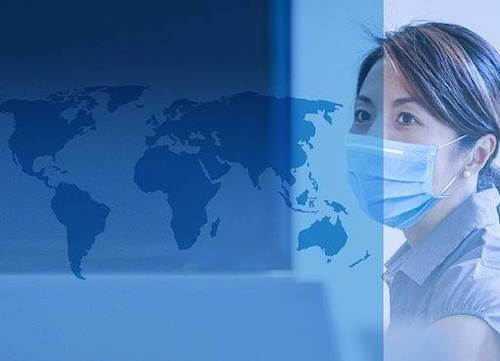 Donna con mascherina protettiva