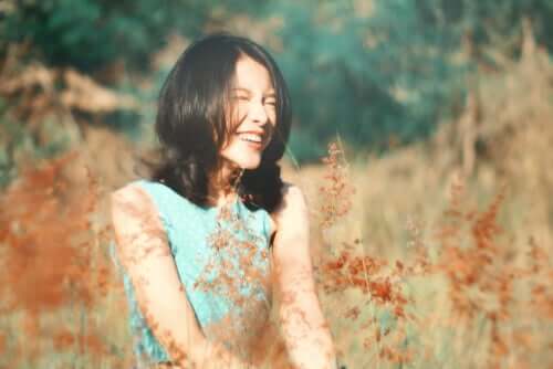 Donna che ride in mezzo alla natura