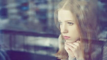 Donna che guarda dalla finestra