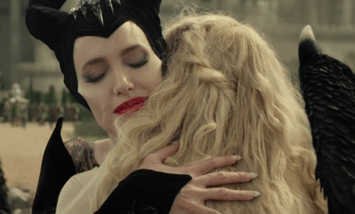 Scena film Maleficent abbraccio con Aurora