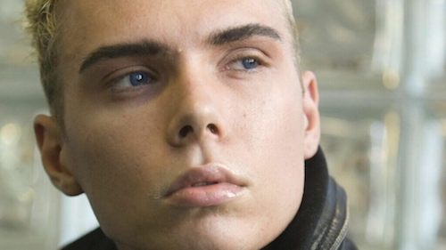 Primo piano volto di luka magnotta