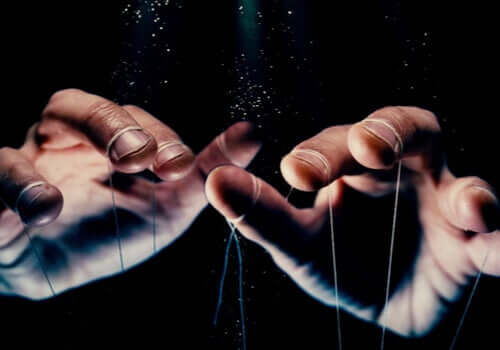 Mani con fili delle marionette