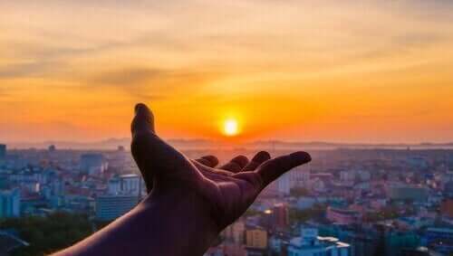 Mano che indica il sole