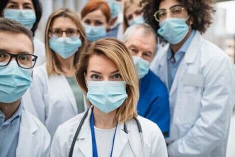 Gruppo di medici con le mascherine