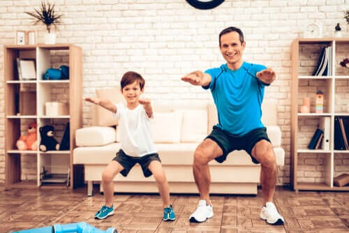 Padre e figlio che fanno sport in casa