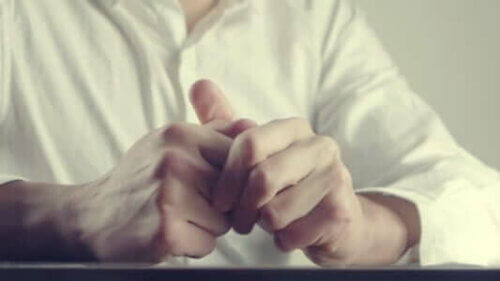 Persona preoccupata che si stringe le mani