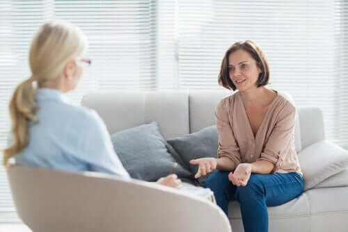 Donna che parla con una psicologa terapia