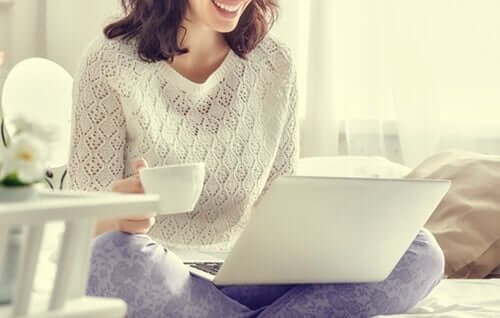 Donna che usa il computer