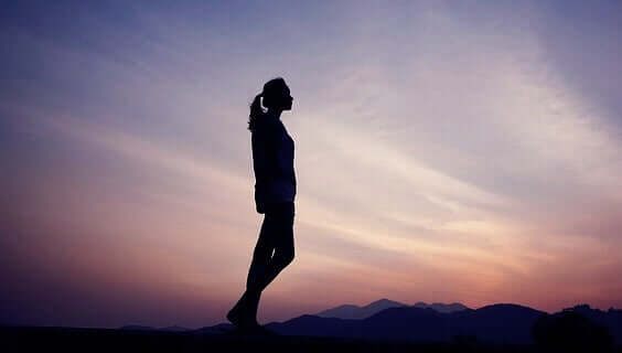 Donna che riflette in mezzo alla natura