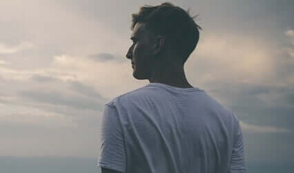 Uomo che guarda il cielo