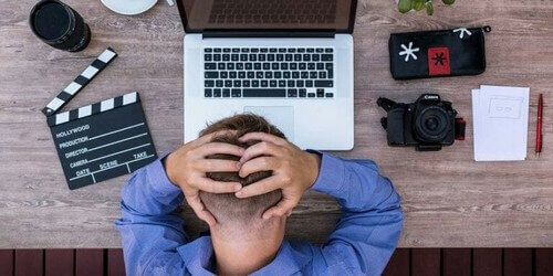 Uomo con stress da lavoro