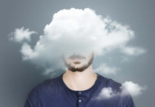 Uomo con testa tra le nuvole