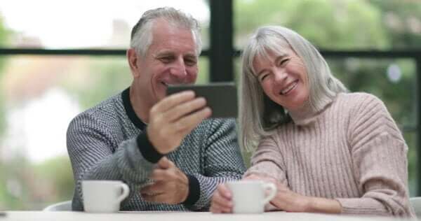 Videochiamate per mantenere i rapporti a distanza con i nonni