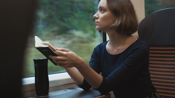 Leggere durante un viaggio in treno