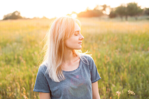 Donna che pensa in un campo