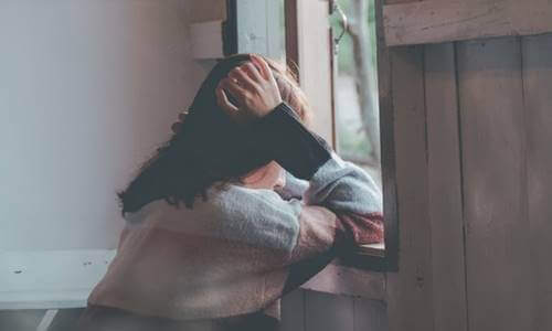 le persone "spugne emotive", donna triste alla finestra