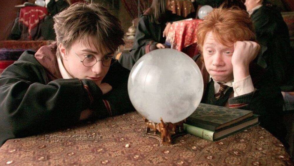 Harry Potter e Ron Weasley davanti a sfera di cristallo