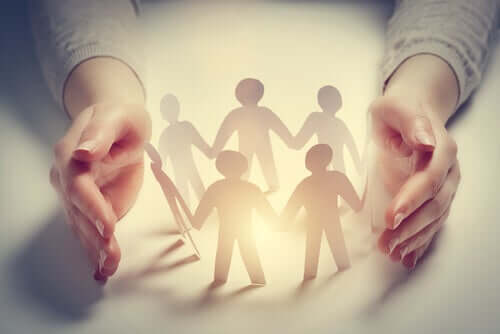 Mani con sagome di carta