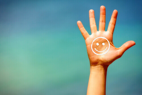 Mano con faccina sorridente