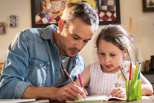Padre aiuta la figlia a fare i compiti