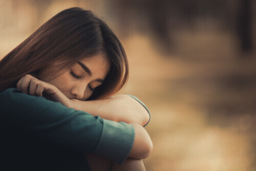 Ragazza triste con occhi chiusi