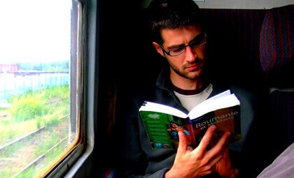 Ragazzo che legge sul treno