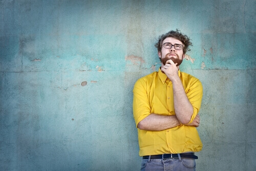Ragazzo che pensa e guarda in alto