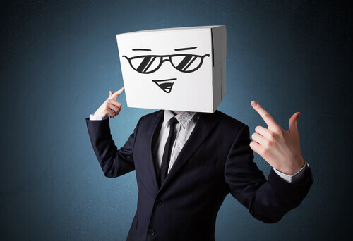 Uomo con una scatola disegnata in testa