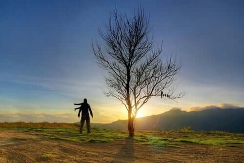 Uomo di spalle immerso nella natura.