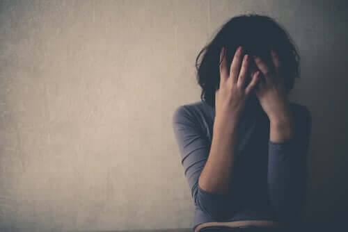 Donna che si copre il viso