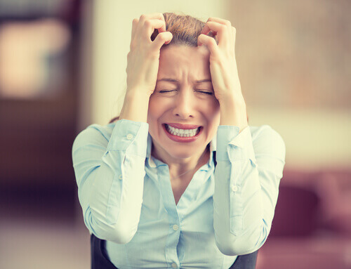 Donna che si strappa i capelli