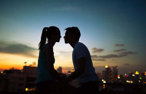 Innamorati che si baciano al tramonto