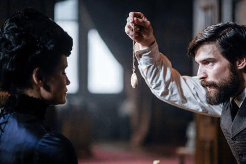 Scena di ipnosi nella serie Freud