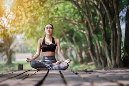 Ragazza che fa meditazione mindfulness