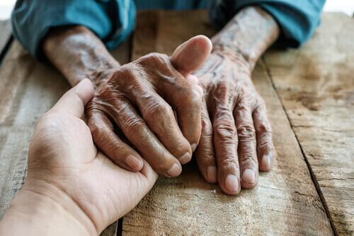 Mani di una persona anziana