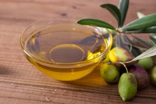Olive e ciotola con olio